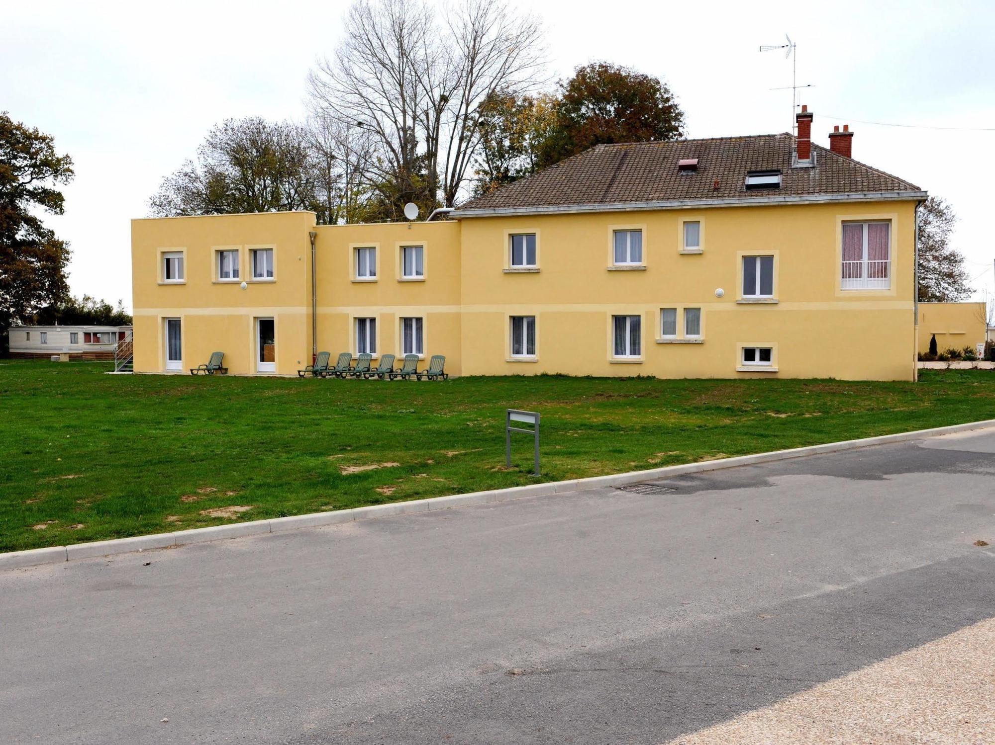 Logis - Hotel & Restaurant Le Grand Terre Chartronges Exterior photo